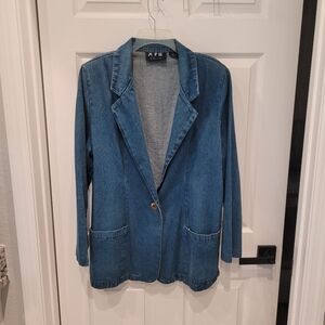 Jean Jacket w padded shoulders and 2 pockets. Sz M